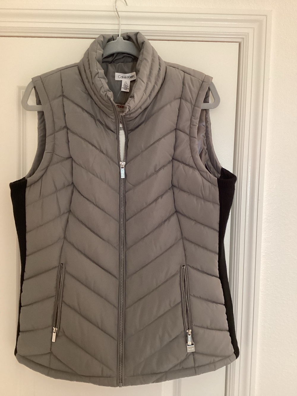 NWT!!  Calvin Klein Quilted Puffer Vest in Light Gray (Ladies Size Large)